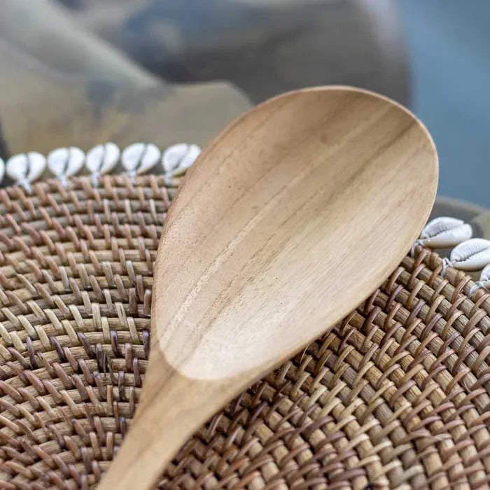 Utensílio artesanal em madeira teca de Bali com design alongado, concavidade funda e textura natural criado para mexer, preparar e servir pratos variados.