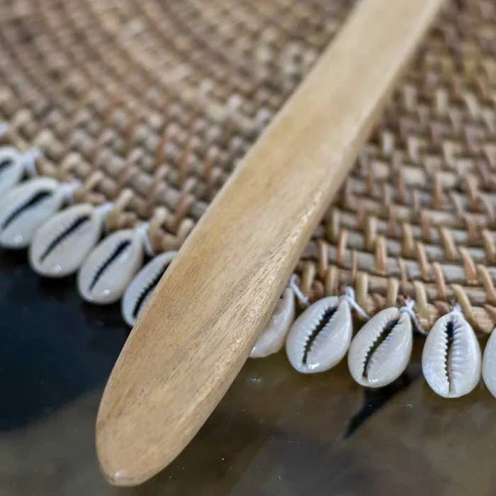 Colher grande esculpida manualmente em madeira teca de Bali com forma ergonômica e superfície suave perfeita para uso diário na culinária.