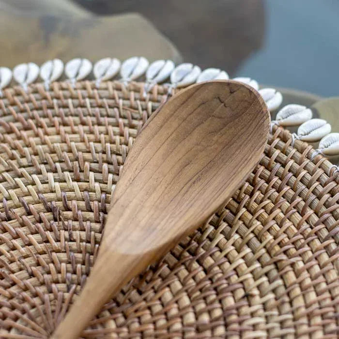 Utensílio artesanal de Bali em madeira teca maciça com concavidade funda e cabo reto perfeito para uso cotidiano na culinária.
