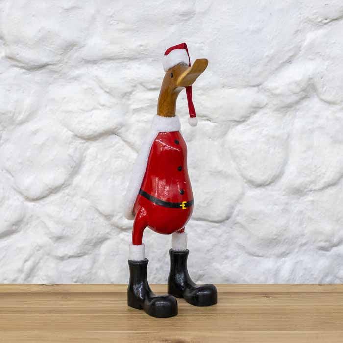 Enfeite festivo artesanal em formato de pato vestido de Noel, feito à mão em bambu balinês importado pela Arte e Sintonia.