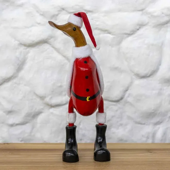 Estátua de decoração natalina em bambu no formato de pato com botas e casaco vermelho, peça artesanal exclusiva da Arte e Sintonia.   