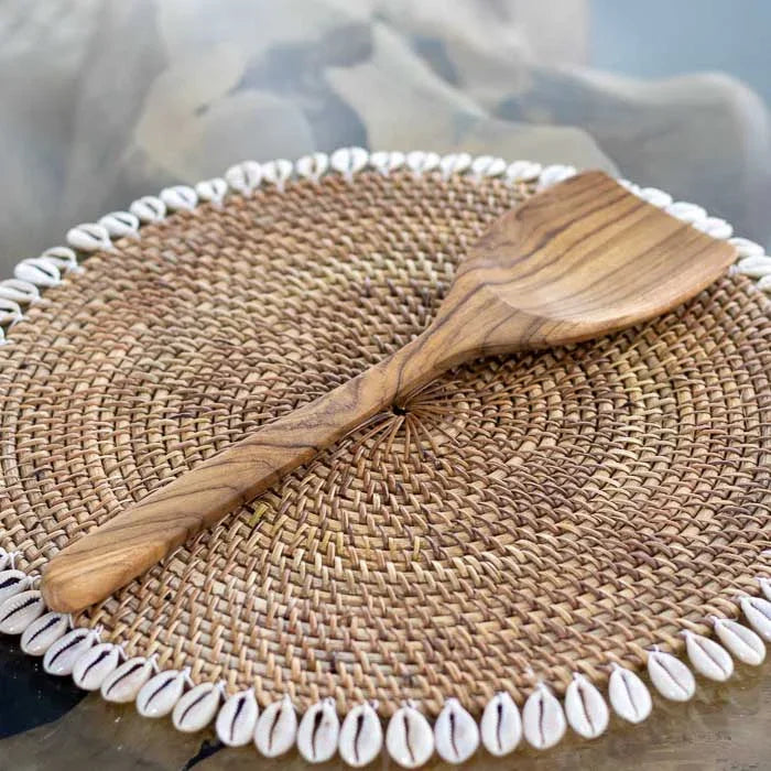 Espátula de madeira artesanal feita em teca de Bali com acabamento fosco polido e formato reto ideal para mexer, servir e preparar alimentos com suavidade.