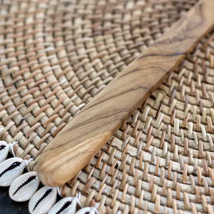 Espátula de teca maciça originária de Bali com design natural e estrutura resistente indicada para virar, refogar e servir pratos diversos.