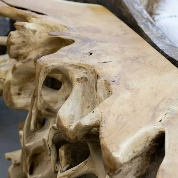 Móvel artesanal orgânico em raiz de teca com formato escultural criado em Bali para espaços que valorizam natureza. 