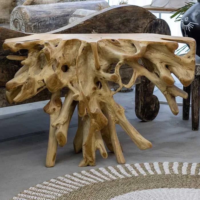 Aparador raiz de teca com volumetria natural e tampo funcional perfeito para halls, salas e composições decorativas. 