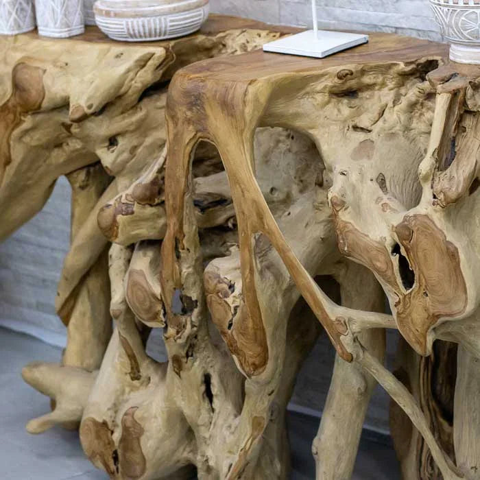 Estrutura natural em raiz de teca formando aparador artesanal balinês perfeito para criar impacto visual no ambiente. 