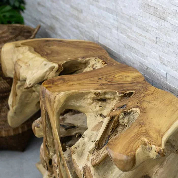 Móvel raiz de teca orgânico vindo de Bali com textura natural e design escultural perfeito para salas amplas. 