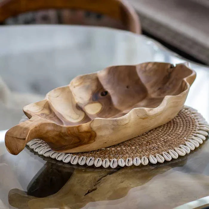 Centro de mesa folha feito à mão em madeira Suar, artesanato balinês com curvas orgânicas e estética tropical, ideal para decoração natural.
