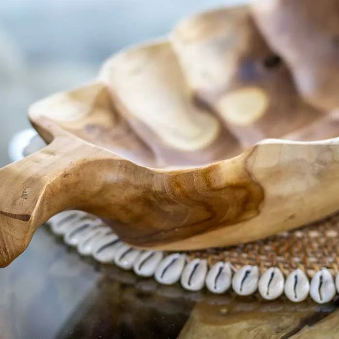 Peça decorativa artesanal de Bali esculpida em madeira Suar com forma de folha, centro de mesa rústico e elegante com acabamento suave.