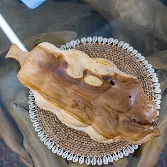 Escultura funcional em madeira Suar feita à mão em Bali, centro de mesa em formato de folha com acabamento acetinado e veios naturais marcantes.