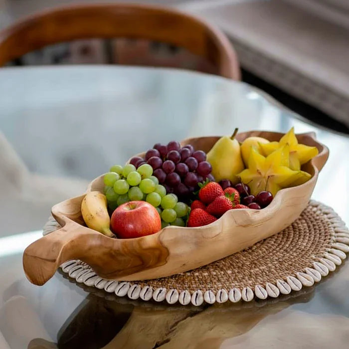 Centro de mesa artesanal em madeira Suar esculpido em formato de folha, peça natural de Bali com acabamento acetinado e design orgânico.