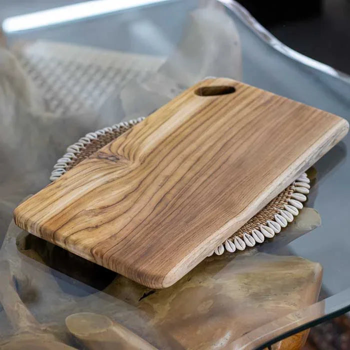 Tábua de corte retangular em madeira teca de Bali com acabamento fosco e visual rústico, ideal para uso culinário diário e composição natural na cozinha