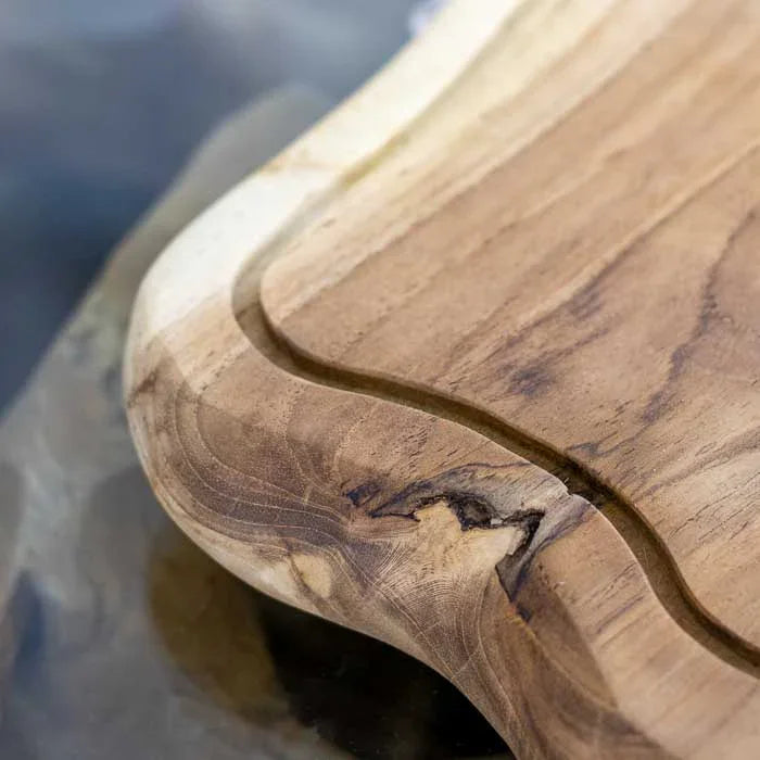 Tábua de madeira teca com formato orgânico e acabamento natural feita em Bali.