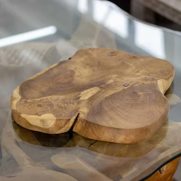 Tábua de corte orgânica em raiz de madeira teca artesanal produzida em Bali, exibindo veios marcados e acabamento polido em estilo natural.
