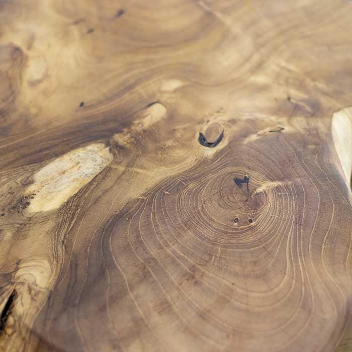 Tábua rústica de raiz de teca com desenho natural e textura polida criada por artesãos balineses para uso na cozinha ou como peça decorativa.