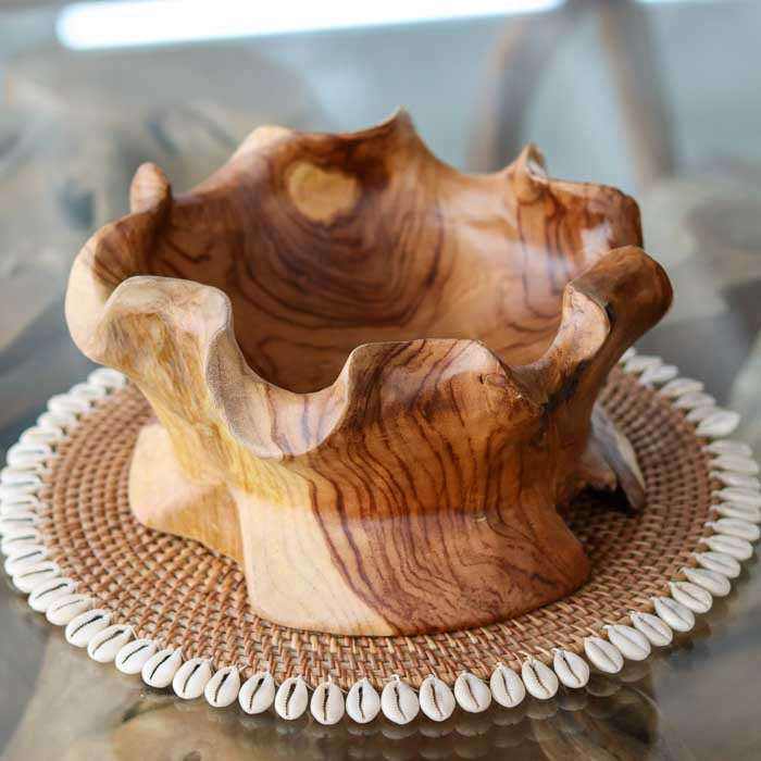 Centro de mesa artesanal em madeira teca de Bali com acabamento polido e bordas orgânicas, ideal para decorar superfícies.