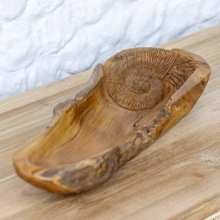 Escultura amonite em madeira orgânica para centro de mesa e decoração marinha.