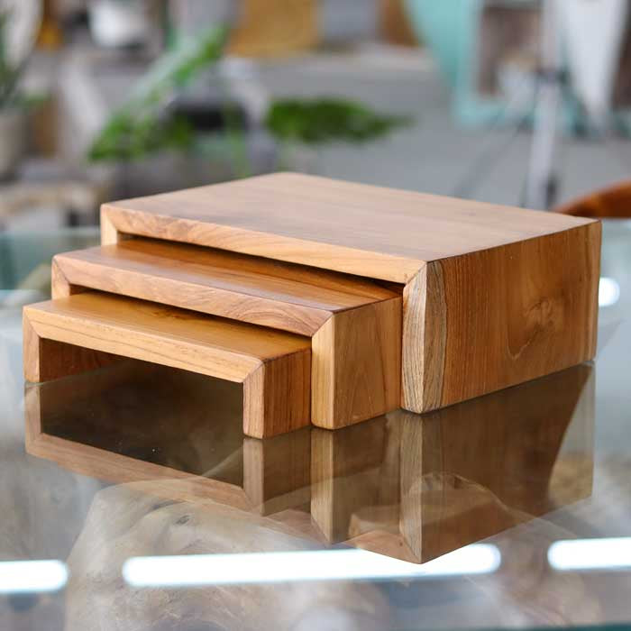 Mini altar artesanal em madeira teca de Bali com acabamento acetinado e base estável.