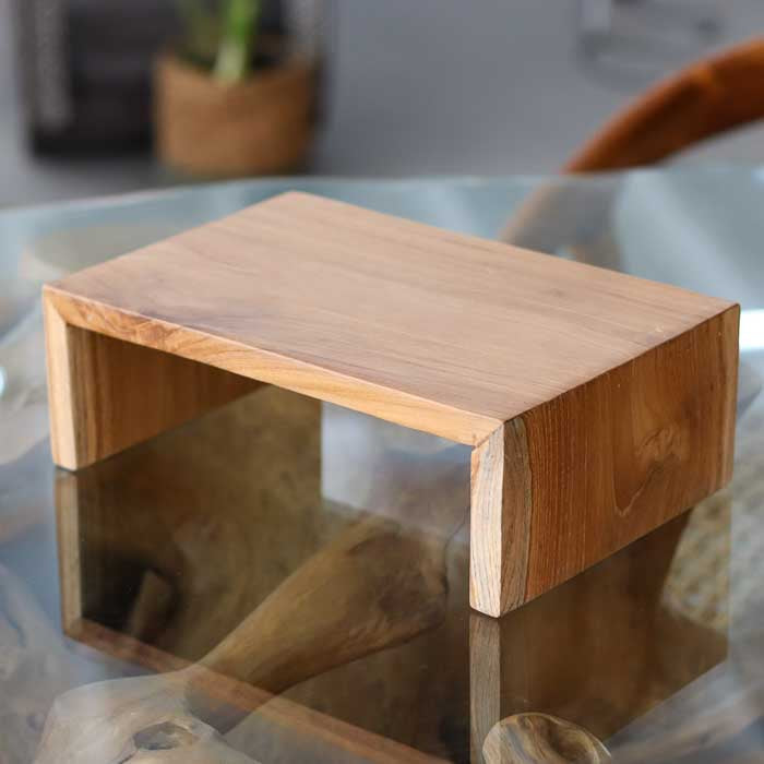 Mini altar em teca média artesanal ideal para velas, incensos e pequenos rituais zen.