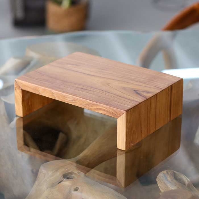 Mini altar de madeira teca feito em Bali com três tamanhos para composições decorativas.