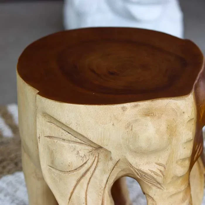 Banco de madeira suar artesanal em formato de elefante com superfície acetinada, ideal para compor decorações zen e naturais.