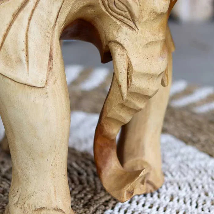 Banco esculpido em madeira suar representando elefante, peça artesanal de Bali ideal para uso como mesinha lateral ou apoio decorativo.