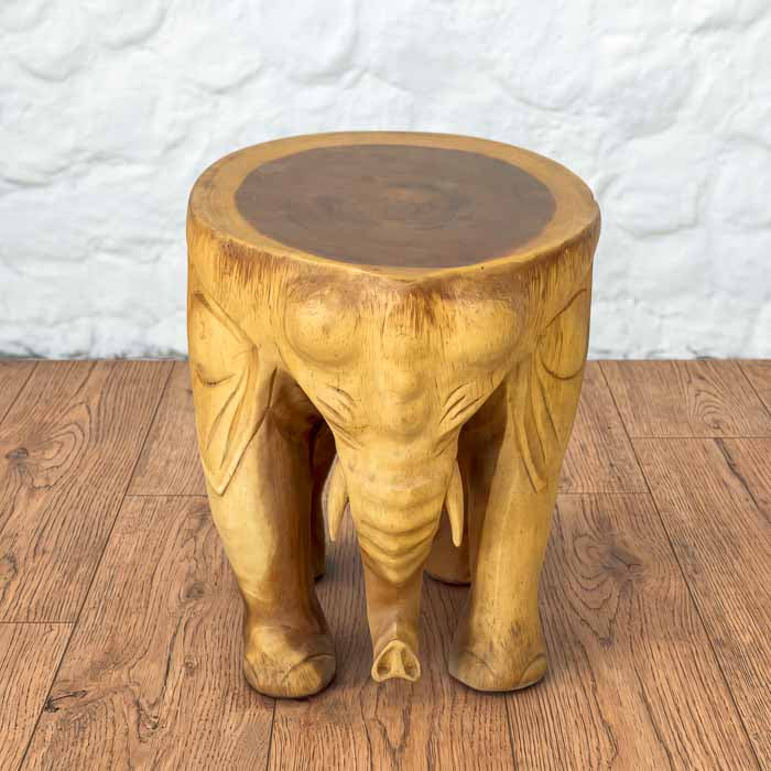 Banco elefante feito em madeira suar com tom mesclado e entalhe detalhado, criado artesanalmente em Bali para compor seu Decor.