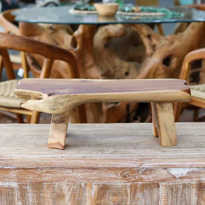Mesa artesanal em madeira teca com acabamento acetinado e pés fixos, criada em Bali para composições naturais e acolhedoras.