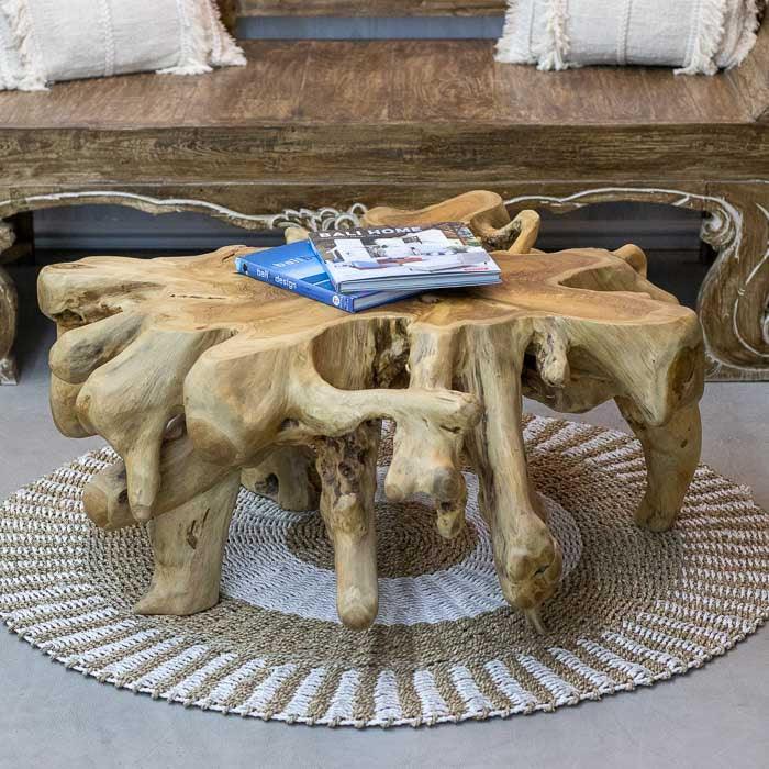 Mesa orgânica de raiz clara com formato natural e estrutura maciça ideal para composições tropicais e autênticas.