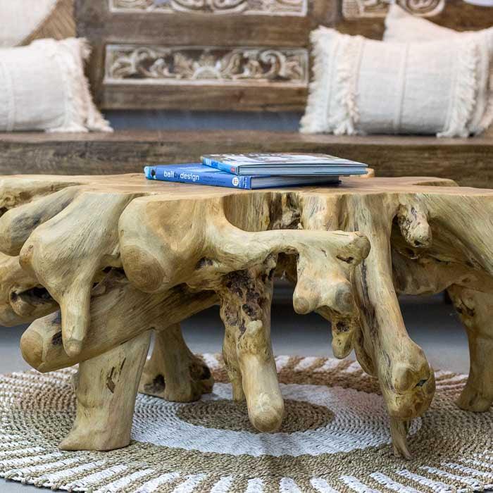 Mesa central artesanal feita em raiz de teca com bordas irregulares e base natural perfeita para ambientes sofisticados.