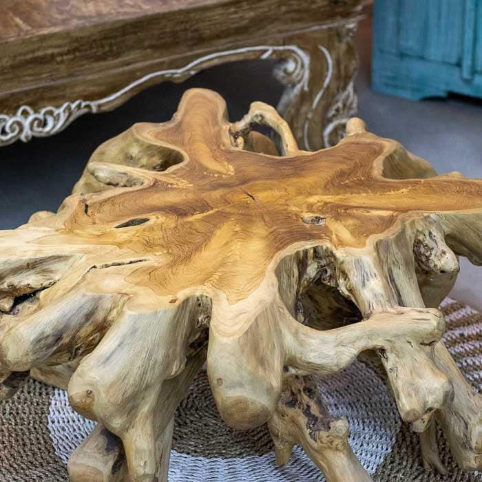 Mesa de centro em raiz natural com tampo plano e veios aparentes ideal para decorações com elementos orgânicos.