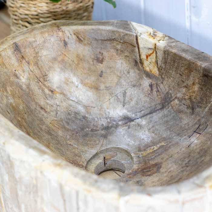 Detalhe do contraste entre a superfície polida e a lateral bruta da pedra natural. 