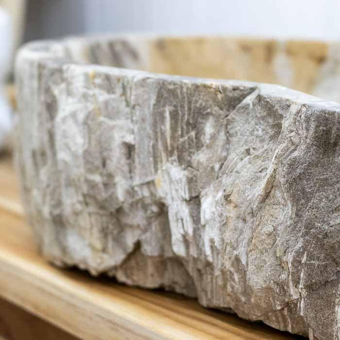 Cuba artesanal que simula o tronco de uma árvore, feita em madeira petrificada. 