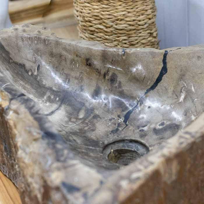 Decoração premium: cuba de pedra natural sobre bancada de madeira rústica. 