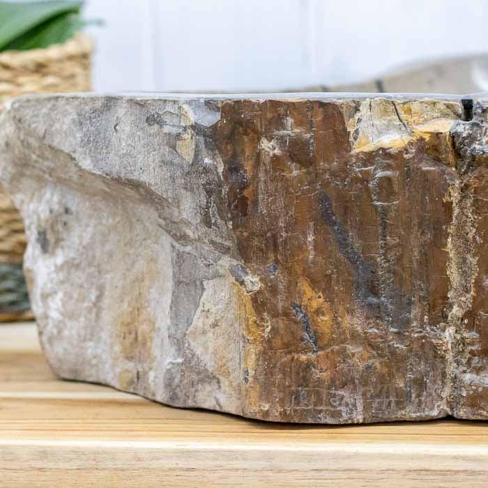 Detalhe do brilho interno polido da cuba, contrastando com a aspereza externa. 