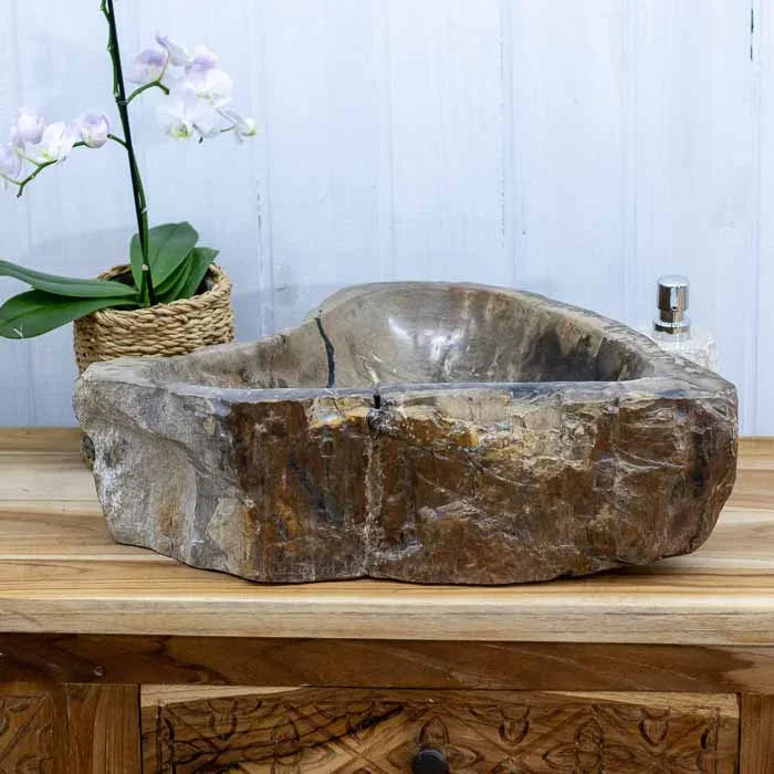 Cuba de pia esculpida manualmente, evidenciando o trabalho artesanal em Bali. 
