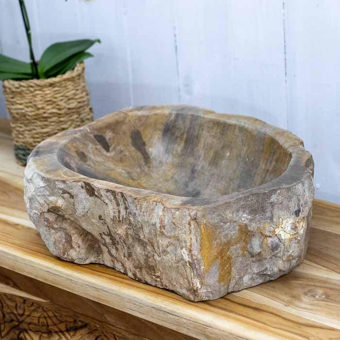 Pia de pedra petrificada, ideal para ambientes que buscam autenticidade. 