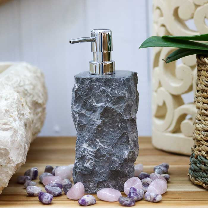 Saboneteira de pedra natural rústica na cor clara com válvula cromada feita em Bali, ideal para sabonete líquido ou óleos corporais. 