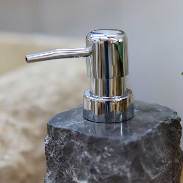 Saboneteira de pedra escura com válvula cromada criada em Bali perfeita para rotinas de cuidado e decoração orgânica. 