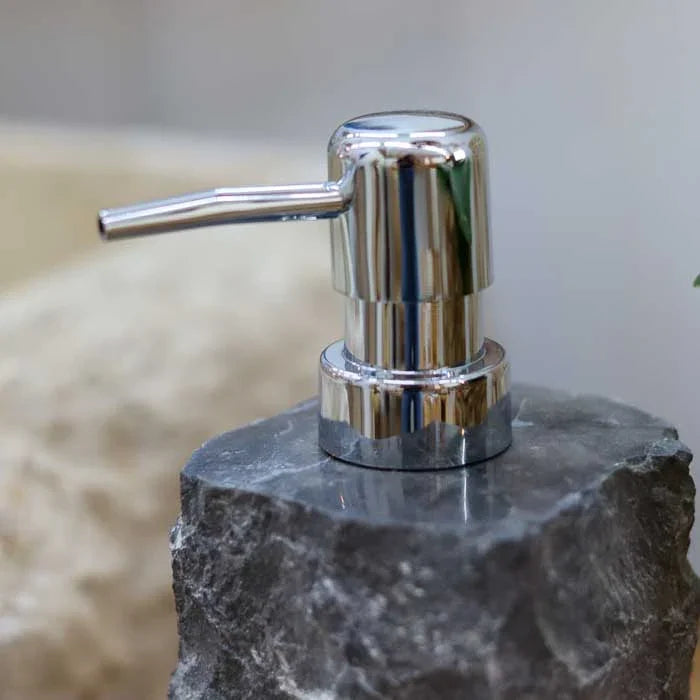 Saboneteira de pedra escura com válvula cromada criada em Bali perfeita para rotinas de cuidado e decoração orgânica. 