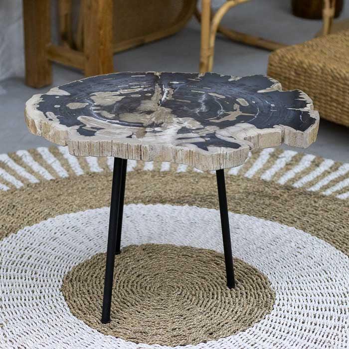 Mesa artesanal de madeira petrificada com base acetinada preta perfeita para quem busca força natural e elegância.