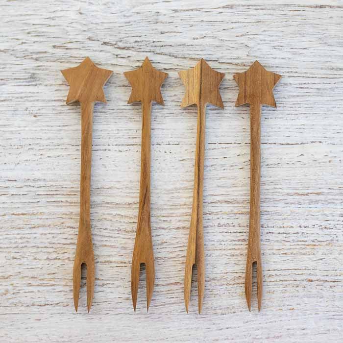 Conjunto de mini garfos de madeira natural com design de estrela esculpido à mão. 