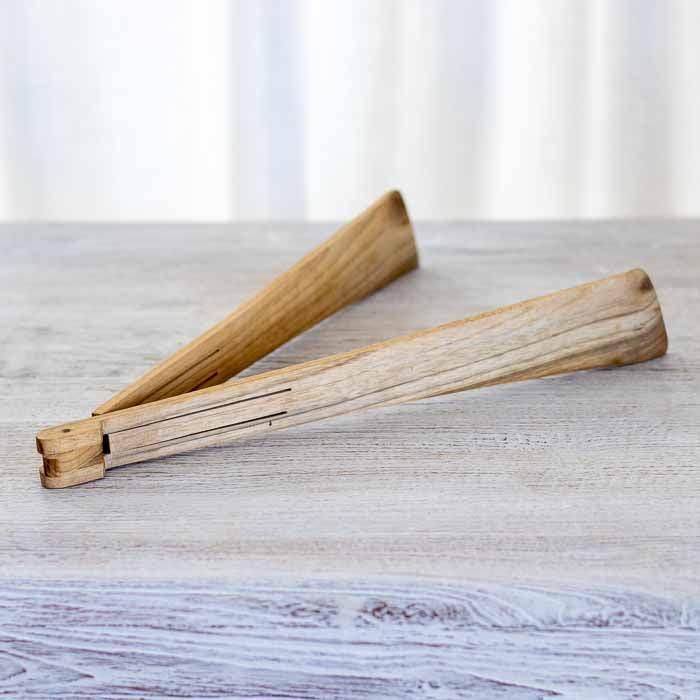 Pegador de salada rústico em madeira natural esculpido manualmente em Bali.