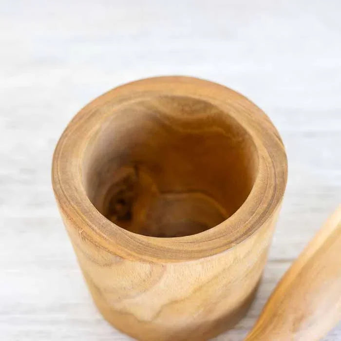 Conjunto de pilão e socador em madeira sustentável para decoração gourmet.