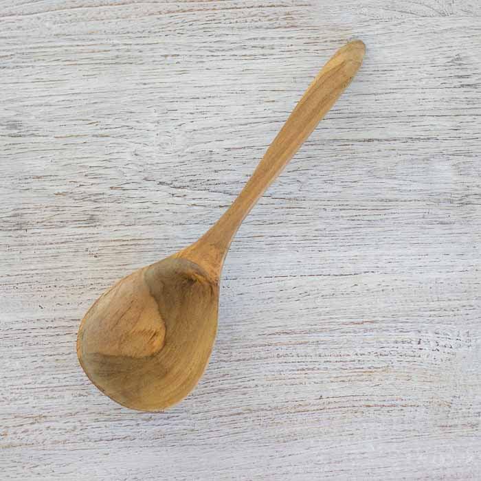 Colher de pau funda artesanal em madeira natural esculpida manualmente em Bali.