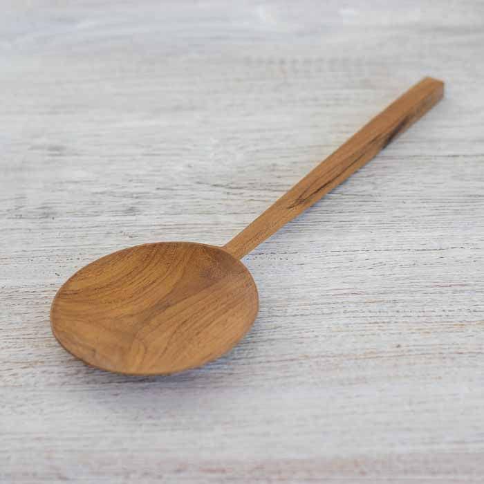 Colher de arroz artesanal em madeira teca com bojo largo e arredondado.