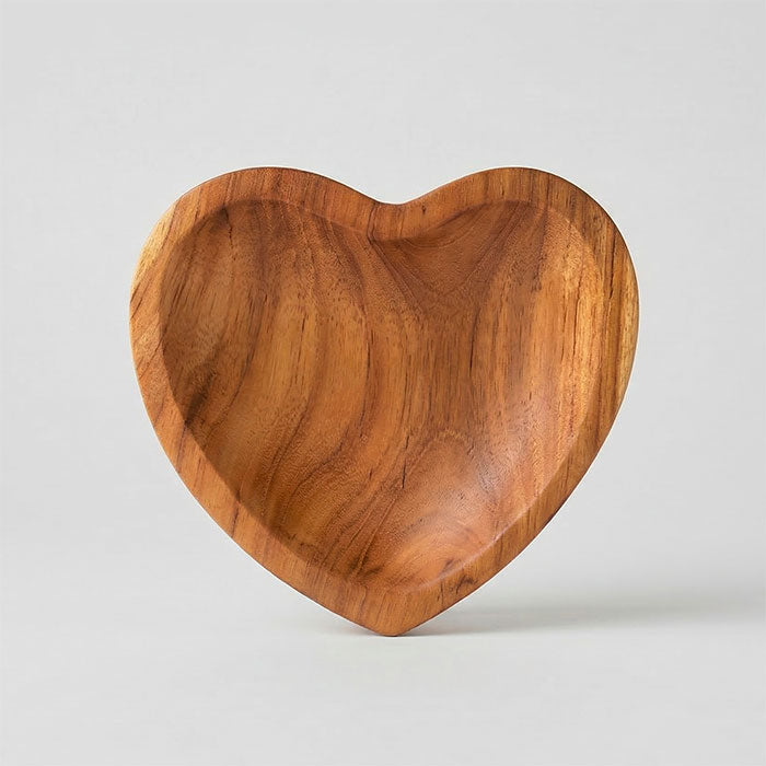 Porta-joias e chaves de madeira em formato de coração ideal para decoração de mesas de cabeceira.