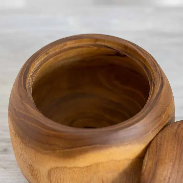 Recipiente de madeira artesanal para cozinha ou dormitório com estética minimalista.