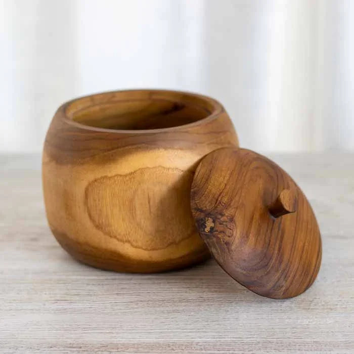 Pote organizador artesanal em madeira teca com tampa circular e puxador discreto.