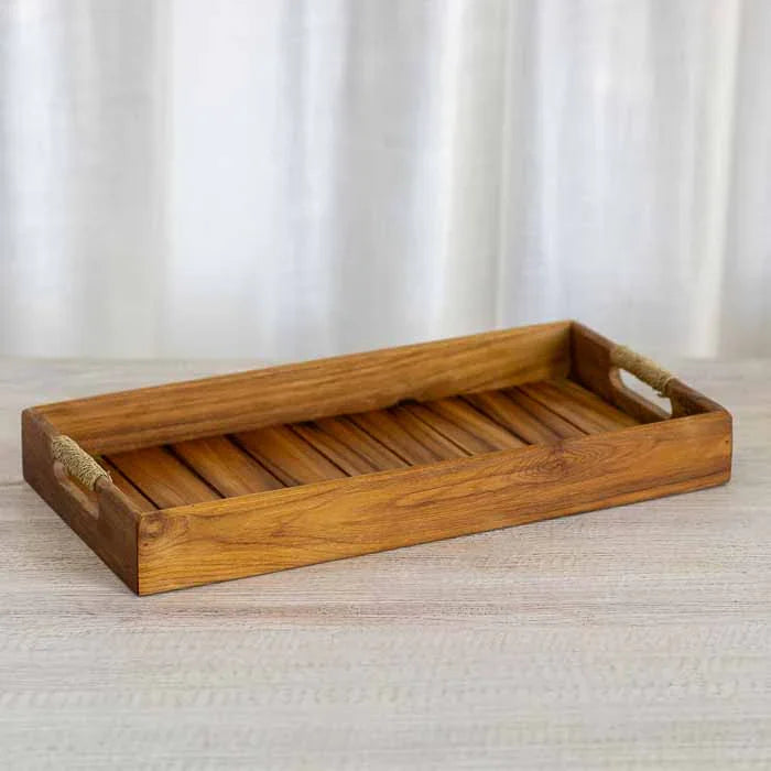 Bandeja retangular artesanal em madeira teca com fundo ripado e alças de sisal.